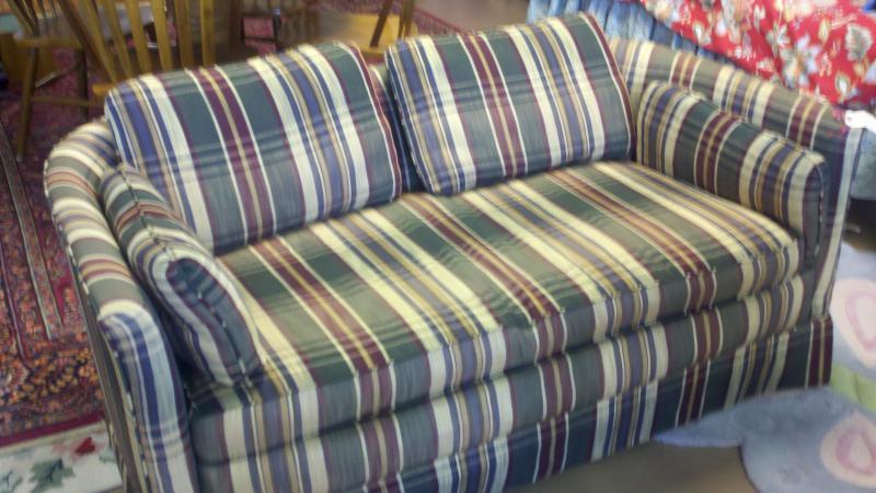 Loveseat in excellent condition $172.jpg